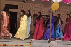 girls-in-farewell